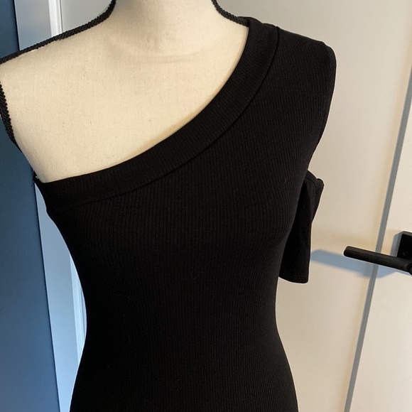 Lulus Ribbed One Shoulder Cold Shoulder Bodysuit NWT - Picture 4 of 8